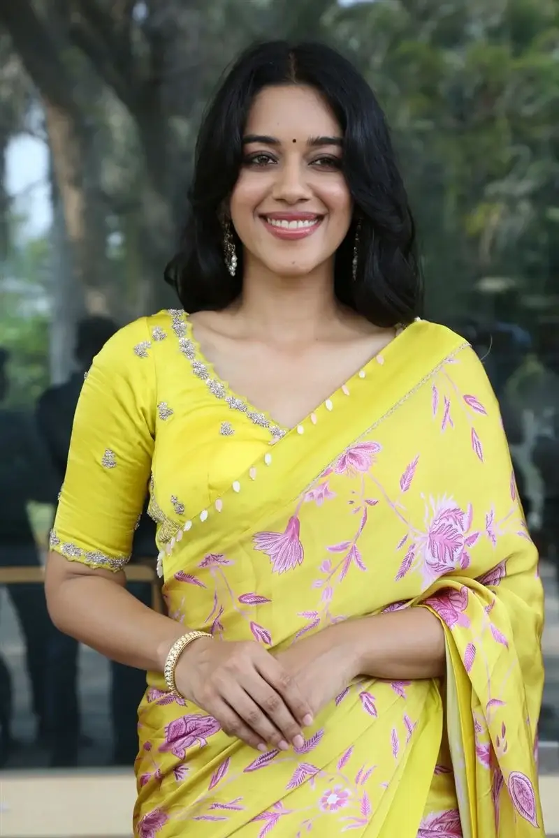 ACTRESS MIRNALINI RAVI IN YELLOW SAREE AT LOVE GURU MOVIE MEET 3